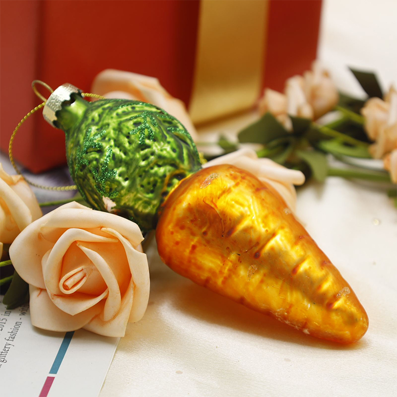 Enfeites pendurados em vidro de Natal em formato de vegetal
